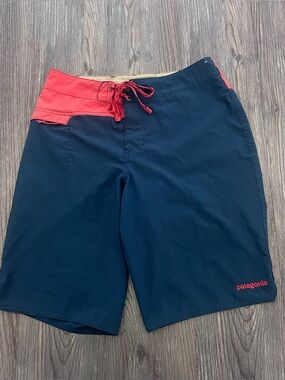 Patagonia men’s board shorts size 28